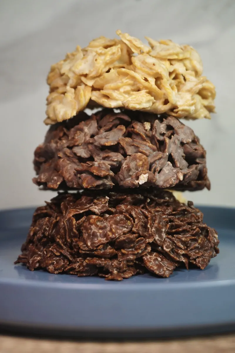 Torre de tres Enjambres de Chocolate de hojuelas de maíz, en plato azul