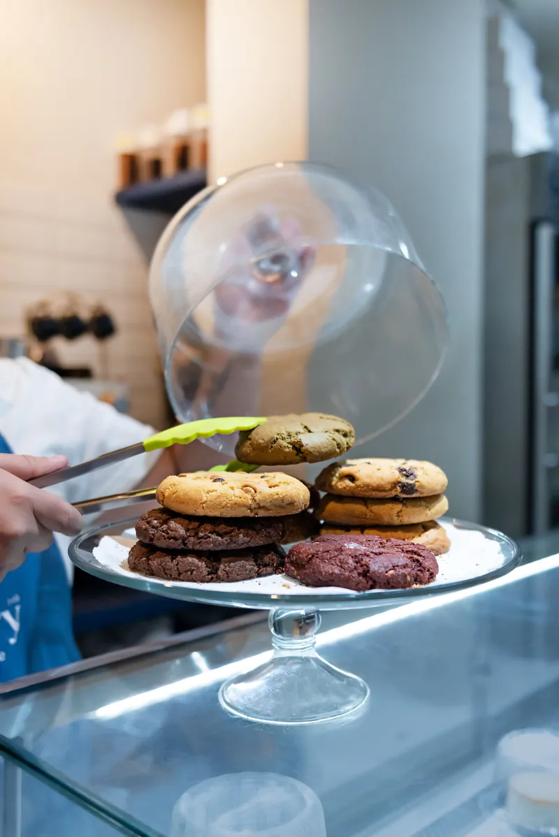 Galletas estilo New York servidas en el mostrador de Boston Bakery, bajo campana de cristal